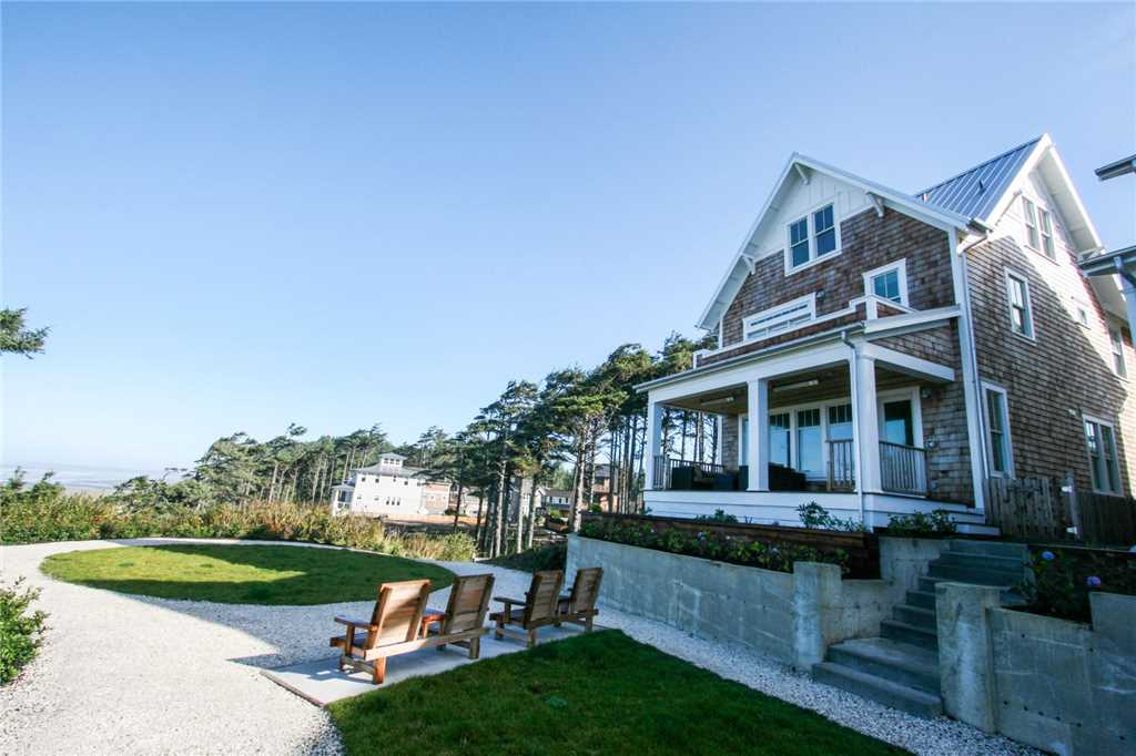 The outside of Sandy Side Up cottage rental in Seabrook WA